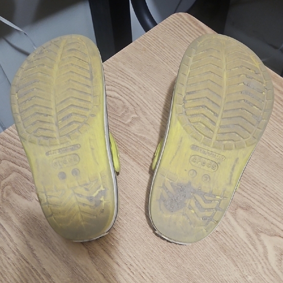 Crocs Kids Yellow Clogs Size 2 - Picture 3 of 4